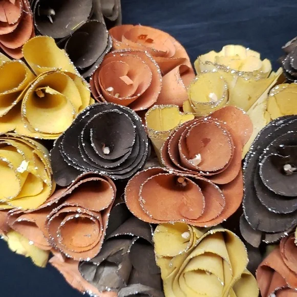 The Farmhouse Rachel Ashwell NWT Glittered Wood Curl Flowers Wreath - Picture 4 of 5